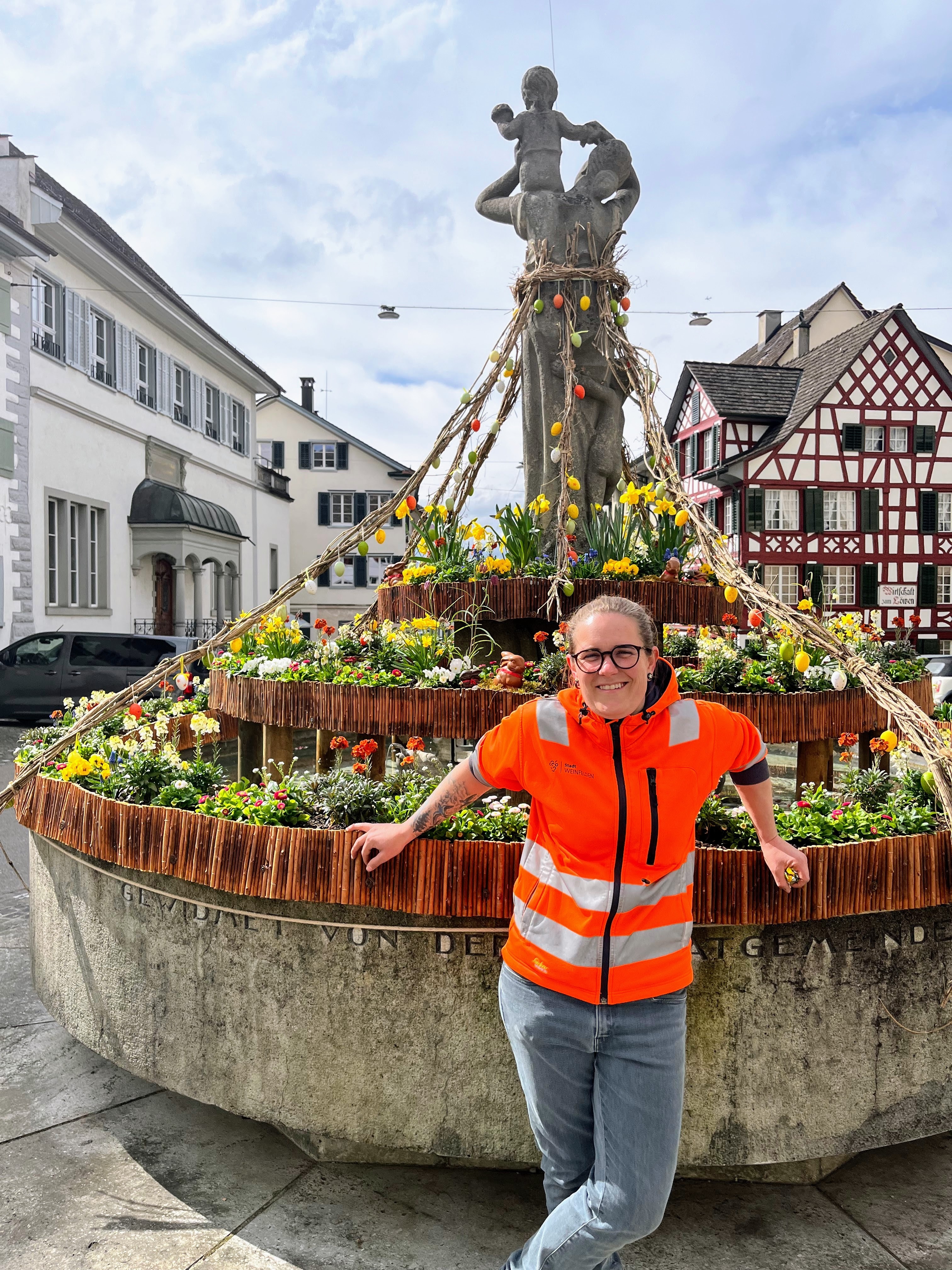 Zur Freude der Bevölkerung: Jessica Behrens, Leiterin der Stadtgärtnerei, präsentiert den dekorierten Thomas-Bornhauser-Brunnen.