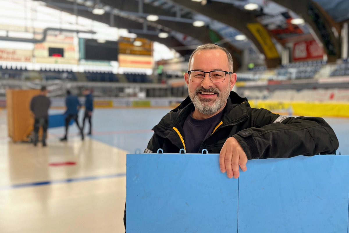 Das Eis ist weg: Markus Länzlinger freut sich jeweils darauf, den Inlineboden in der Eishalle Güttingersreuti zu verlegen. 