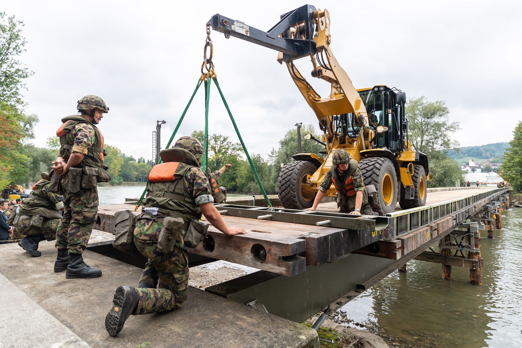 Soldaten beim Erstellen einer Brücke mithilfe eines Radladers (Bild: VBS/DDPS, Alexander Kühni)
