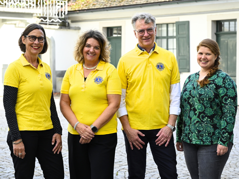 Sie führen die Wunschbaum-Aktion erneut durch (v.l.): Franziska Mattes, Corinne Ioannidis, Peter Kimpel (Vertretende des Lions Club Weinfelden-Mittelthurgau) und Judith Stierlin, die neue Leiterin der Sozialen Dienste Weinfelden. (Bild: Stadt Weinfelden)
