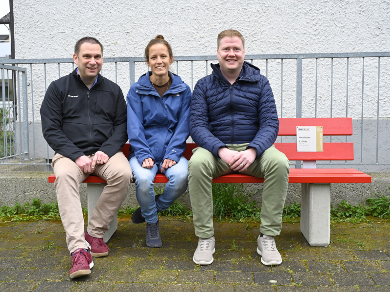 Das neue Bänkli "verhebbät": Stadtrat Martin Brenner (links), Geraldine Chew von Minergie und Adrian Ott von der TBW AG weihen die neue Sitzbank mit Siegerplakette am Peter-Stamm-Weg ein. (Bild: Stadt Weinfelden)