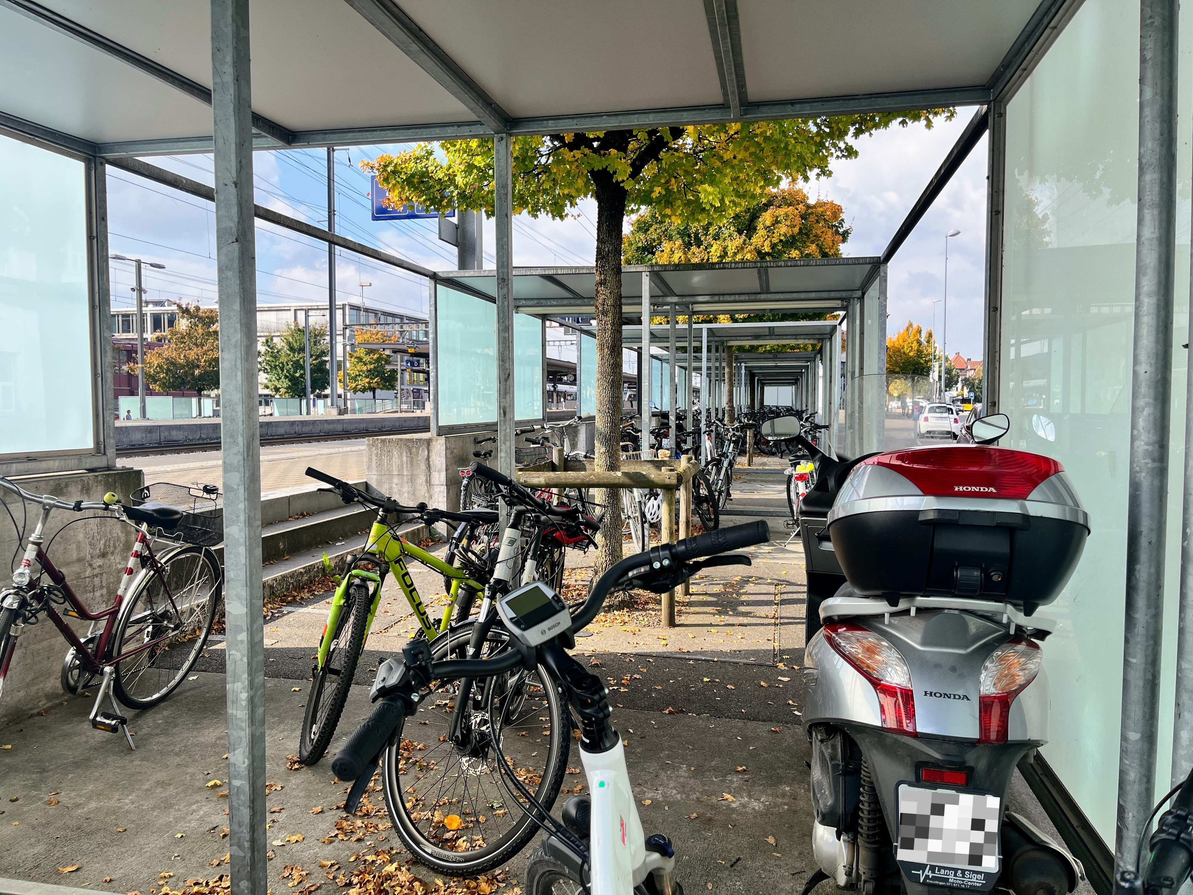 Hier wird künftig aufgeräumt: Velo-Abstellplatz am Bahnhof Weinfelden. (Bild: Stadt Weinfelden)