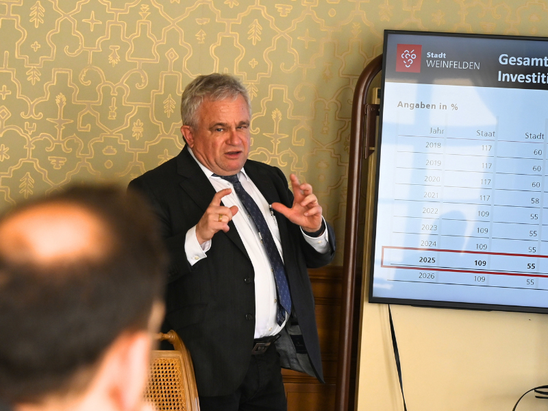 Erwin Wagner, Leiter der Finanzverwaltung, erklärt das Ergebnis vertiefter. (Bild: Stadt Weinfelden)