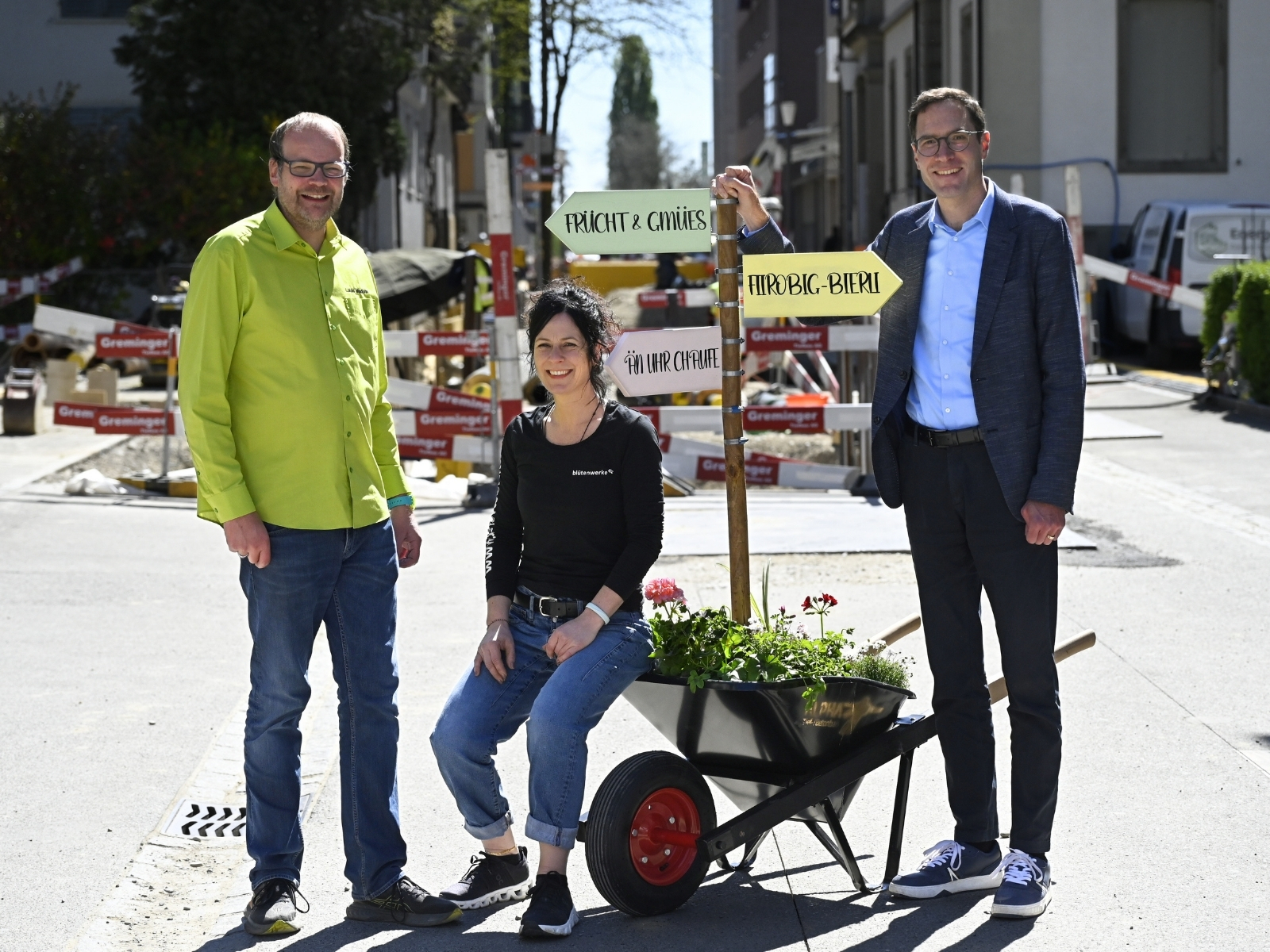 Die Drahtzieher hinter der Aktion «Garrettä»: Gemüsehändler Lukas Madörin, Floristin Tanja Reinhard und Stadtpräsident Simon Wolfer. (Bild: Stadt Weinfelden) 