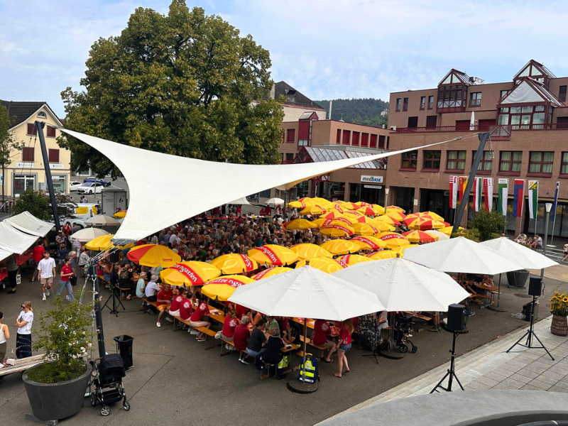 Zum ersten Mal seit Amtsbeginn konnte Stadtpräsident Simon Wolfer die Bundesfeier draussen abhalten. (Bild: Stad Weinfelden)