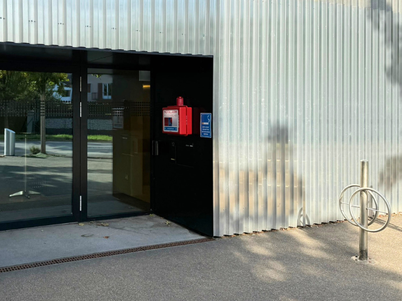 Beim Eingang des Sicherheitszentrums befindet sich der Notalarm (rote Kiste). (Bild: Stadt Weinfelden)